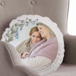 Almofada Redonda Foto do dia de as mães Purple Wildflower Frame<br><div class="desc">Travesseiro de fotos para Dia de as mães ou edite o texto para qualquer outra ocasião. O modelo de fotografia está configurado para adicionar a sua imagem, que é apresentada em forma redonda. Este elegante e delicado design tem uma foto-quadro floral com flores roxas silvestres e verde. Se tiver alguma...</div>