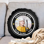 Almofada Redonda Foto do número do jogador de hóquei personalizado<br><div class="desc">Crie um travesseiro decorativo personalizado personalizado do seu jogador de hóquei (ou qualquer esporte). O design apresenta uma foto, um texto editável (a amostra sugere o Nome do Jogador e o Número e o Nome da Equipe e o Ano) em branco contra a sua cor de fundo (mostrada em preto)...</div>