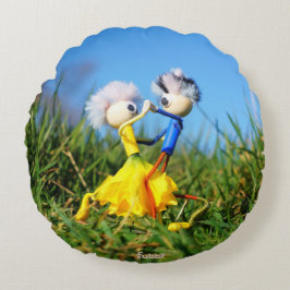 Almofada Redonda Fubby's die dansen in een narcissen jurk.