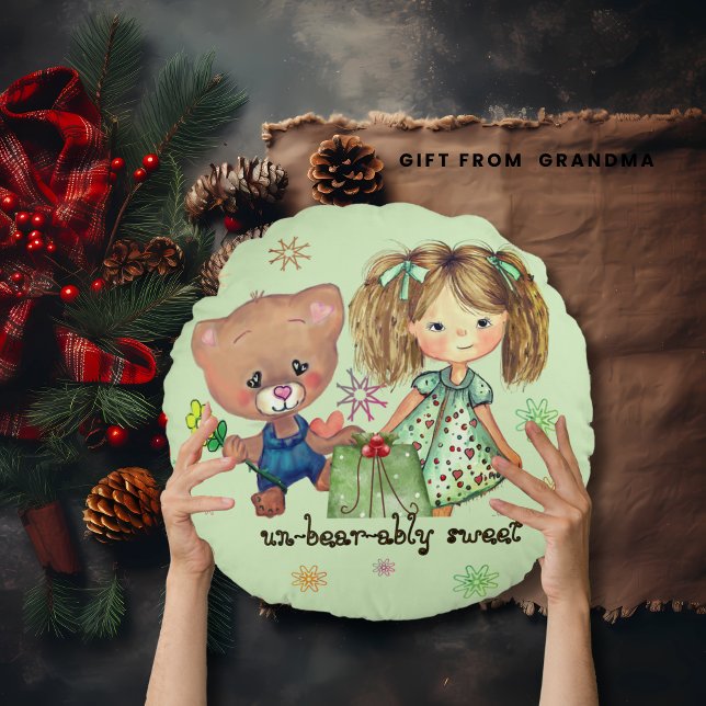 Almofada Redonda Garota e Urso de Teddy Insuportavelmente Doce (Unbearably Sweet Girl and Teddy Bear Round Pillow)