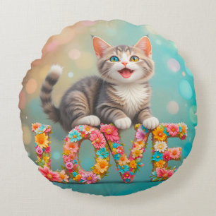 Almofada Redonda Gatinho sentado em cartas de AMOR floridas colorid