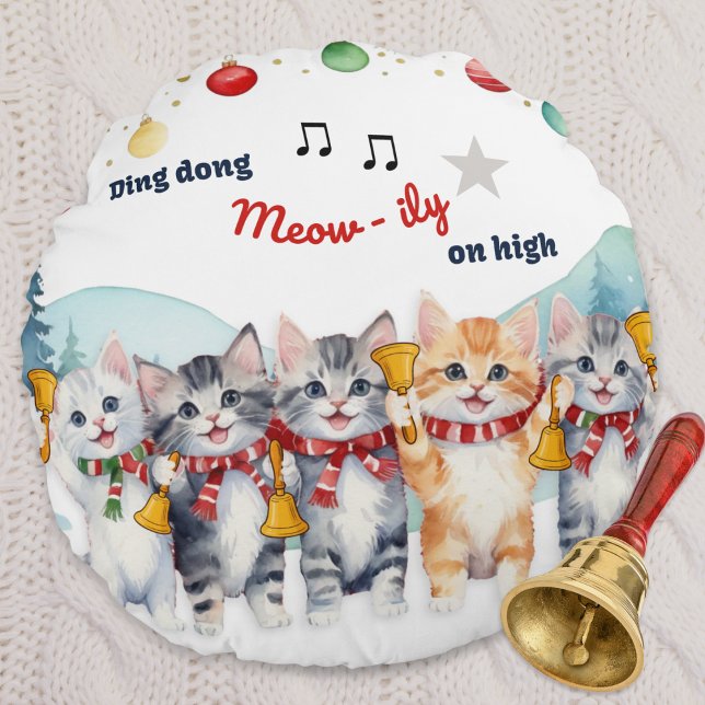 Almofada Redonda Gatos Engraçados Aquarela Natal Personalizado (A round pillow with funny cartoon of cats playing their favorite Christmas carol on hand bells)