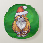 Almofada Redonda Ginger Cat Christmas on Green<br><div class="desc">Os presentes e acessórios de natal de Ginger Cat, trazidos para vocês pelo ITD Animal Parade, mostram nossa arte original de um gato branco e laranja bonito, todo apunhalado nas férias com um chapéu de Papai Noel na cabeça e uma coroa sagrada no bumbum. Em muitos cartões de natal e...</div>
