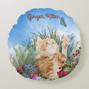 Almofada Redonda Ginger kitten brincando com uma borboleta