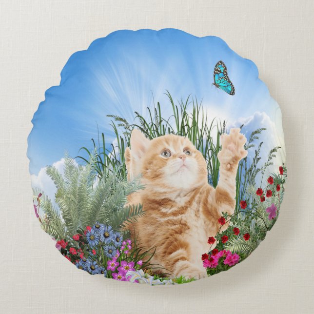 Almofada Redonda Ginger kitten brincando com uma borboleta (Frente)