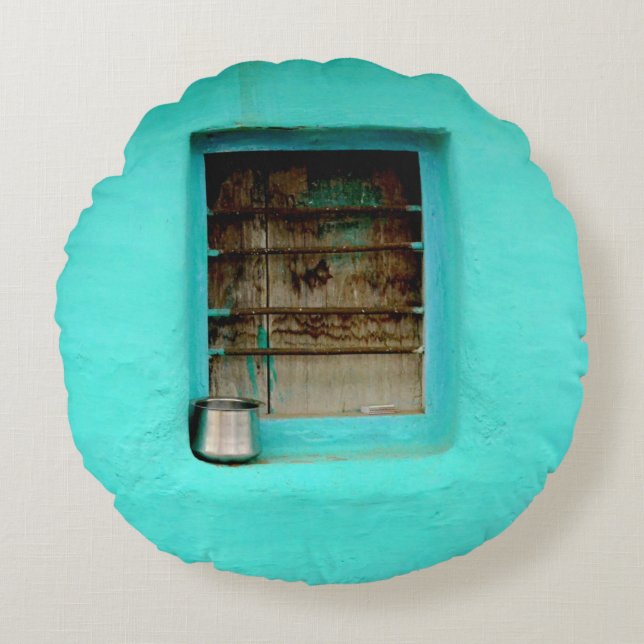 ALMOFADA REDONDA GRAY STEEL CONTAINER ON WINDOW WITH TEAL PAINT (Frente)
