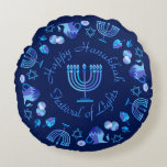 Almofada Redonda Hanukkiah Happy Hanukkah Holiday Menorah<br><div class="desc">Símbolo Hanukkiah. Feliz Festa de Hanukkah Feriado Judeu Menorah Azul. Decoração de Feriado Judeu Chanukkah com o símbolo decorativo tradicional de Chanuka - Marinho Blue color hanukkiah menorah, candelabro com velas, estrela de David e ilustração azul neon brilhante. Festa de Chanucá das Luzes Decoração do Evento. Jerusalém, Israel. Home >...</div>