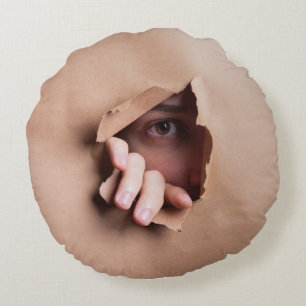 Almofada Redonda Hidden Gaze: Eye Peering Through Torn Kraft Paper