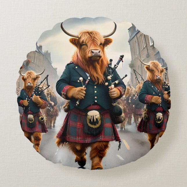 Almofada Redonda Highland Harmony: Bagpipe Highland Cow Banda (Frente)