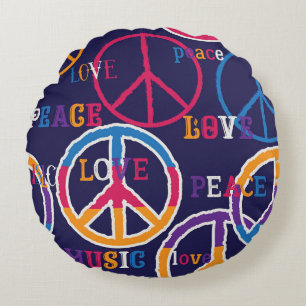 Almofada Redonda Hippie Peace: Design de símbolos vibrantes.