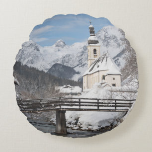 Almofada Redonda Igreja na neve com montanhas alpes no inverno
