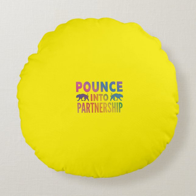 Almofada Redonda Impressão de palavras "Pounce into Partnership" de (Frente)