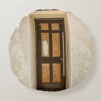 ALMOFADA REDONDA JANELA DE MADEIRA ROWN NA PAREDE DE CONCRETO BRANC