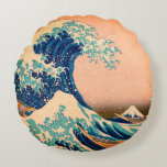 Almofada Redonda Japão - Arte Japonesa (Onda de Excelente em Kanaga<br><div class="desc">TRAVESSEIRO DECORATIVO - Japão - famosa arte japonesa dos tempos antigos - "Excelente Wave off Kanagawa" uma das mais pitorescas representações do Japão. Da história: "Katsushika Hokusai A Onda de Excelente Fora de Kanagawa (1830) A Onda de Excelente de Kanagawa, também conhecida como A Onda de Excelente ou simplesmente A...</div>
