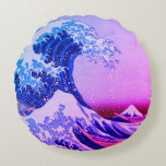 Almofada Redonda Japão - Arte Japonesa (Onda de Excelente em Kanaga<br><div class="desc">TRAVESSEIRO DECORATIVO - Japão - famosa arte japonesa dos tempos antigos - "Excelente Wave off Kanagawa" uma das mais pitorescas representações do Japão. Da história: "Katsushika Hokusai A Onda de Excelente Fora de Kanagawa (1830) A Onda de Excelente de Kanagawa, também conhecida como A Onda de Excelente ou simplesmente A...</div>