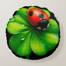 Almofada Redonda Joaninha em uma Folha Coberta de Orvalho