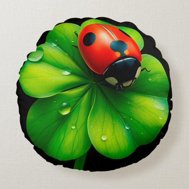 Almofada Redonda Joaninha em uma Folha Coberta de Orvalho (Frente)