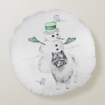 Almofada Redonda Keeshond Christmas Snowman Pinting Art<br><div class="desc">Retrato original de Cachorro Snowman de Natal Keeshond. Especializamo-nos em arte original engraçada e engraçada. Comprar isto para si próprio ou como um presente excelente para os teus amigos de Keeshond. Seja criativo - clique em PERSONALIZAR para adicionar/remover/alterar texto, redimensionar a imagem, alterar as cores ou qualquer outra coisa que...</div>