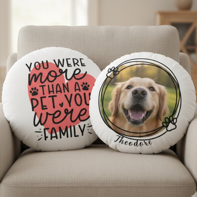 Almofada Redonda Memorial Pet Ponte do Arco-íris Perda de Cachorro (Heartfelt pet memorial round pillow for dog loss—a comforting sympathy gift idea for her.)
