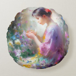 Almofada Redonda Menina admirando uma flor em suas mãos