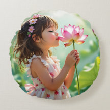 Menina Doce Cheirando uma Flor