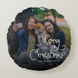 Almofada Redonda Merry Christmas Whimsical Script Family Photo Dog