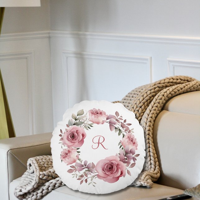 Almofada Redonda Monograma Rosas Rosa Iniciais Cor de Água Verde (Pink Roses Wreath with Greenery Monogrammed Initial Bedroom or Living room Accent Throw Pillow)