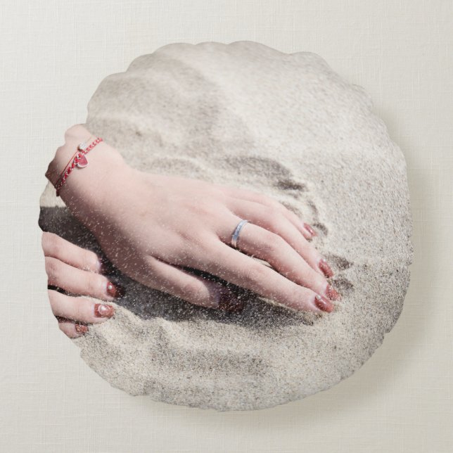 Almofada Redonda Mulher deitada sobre areia branca (Frente)
