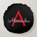 Almofada Redonda Nome do Monograma da Rapariga do Script Preto Verm<br><div class="desc">Travesseiro de Pouf de Nome do Monograma Simples Preto e Vermelho. O travesseiro faz o doce e perfeito presente de 16 anos,  casamento,  chá de panela,  chá de fraldas ou festa de solteira para alguém que decora seu quarto em ouro rosa.</div>