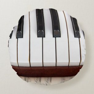 Almofada Redonda notas musicais sobre o fundo de uma pianoacústica