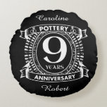 Almofada Redonda Nove anos Aniversário de casamento da Potássio<br><div class="desc">Nove anos,  design de aniversário de cerâmica negra e branca. Se você quiser alguma ajuda para personalizar este design,  por favor,  entre em contato comigo,  eles podem pedir a este botão do designer,  logo abaixo deste texto.</div>