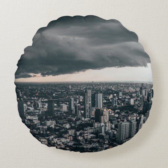 ALMOFADA REDONDA NUVEM ESCURA ACIMA DOS EDIFÍCIOS DA CIDADE (Frente)