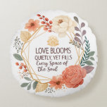 Almofada Redonda O Amor Floresce Silenciosamente - Aquarela de Cita<br><div class="desc">Celebre a beleza suave do amor com este design de citação floral elegante. Compondo suaves flores em aquarela em tons quentes de pêssego, rosa e creme, emoldurado com uma coroa geométrica moderna em dourado, esta obra de arte carrega a mensagem sincera: “O amor floresce silenciosamente, mas preenche todos os espaços...</div>