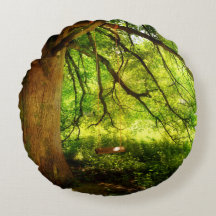 O balanço da árvore na floresta verde