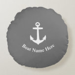 Almofada Redonda O Nome Do Seu Barco Com Ancoragem Clássica Na Cinz<br><div class="desc">Seu Nome De Barco Com Âncora Clássica Na almofada De Travesseiro Redonda De Cinzas.</div>
