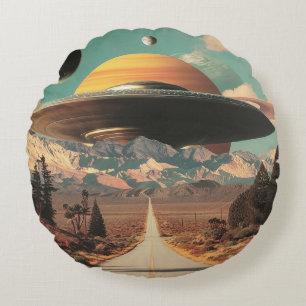 Almofada Redonda Paisagem Surrealista com Estrada, OVNI e Saturno