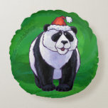 Almofada Redonda Panda Bear em Santa Chapéu em Verde<br><div class="desc">Parada Animal Festivo Panda Bear em Santa Hat sobre presentes verdes no Natal, decorações e suprimentos apresentam nossa divertida trabalho de arte de um belo urso panda decadido em um Papai Noel vermelho pintado pelo ilustrador de livros infantis, Traci Van Wagoner. Na parte de trás de muitos desses presentes animados...</div>