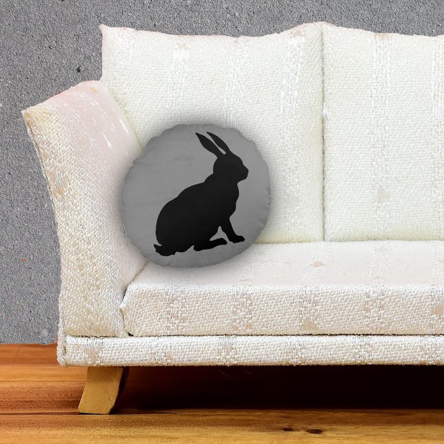 Almofada Redonda Perfil lateral Sentado Cinzas marmoreadas de coelh (black silhouette bunny rabbit sitting on mottled grey round throw decorative pillow.)
