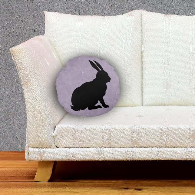 Almofada Redonda Perfil lateral Sentado Coelho negro Roxo Marmoread (Sitting black silhouette bunny rabbit on marbled purple round throw decorative pillow.)
