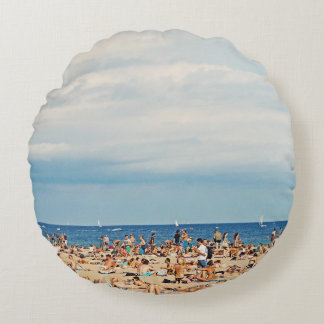 Almofada Redonda Pessoas na praia de areia castanha