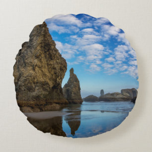 Almofada Redonda Pilares de rocha no Bandon Beach em Bandon, Oregon