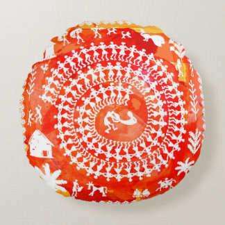 Almofada Redonda Pintura de Warli - desenhada à mão como tradiciona