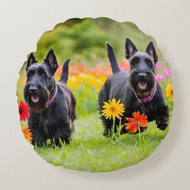 Almofada Redonda Prances Scottish Terriers em erva e flores (Frente)