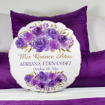 Almofada Redonda Purple Floral e Dourada Leaf Quinceanera Keepape<br><div class="desc">Rosa roxo e Quinceana Floral Dourada mantém o travesseiro com texto totalmente editável. Elegante enquadrou o design com flores de rosa de de aquarela e folhas em tons de massa de lavanda lilática roxa e ouro. Design moderno para sua comemoração de 15. Por favor, procure na minha Coleção de Folhas...</div>