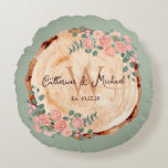 Almofada Redonda Rastreio Aquarela Fatia De Madeira Verde<br><div class="desc">Apresentando nosso design de Casamento de Fatia de Madeira Rústica, perfeito para seu casamento de jardim floral ou celebração de celeiro de campo rústico. Nosso design apresenta uma fatia de madeira de pinheiro redondo com bordas de latido de árvores rústicas que acrescentam um toque de elegância à sensação botânica da...</div>