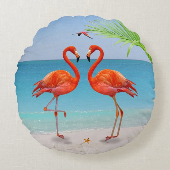 Almofada Redonda Red Flamingo Casal e Palm Leaf na Praia (Frente)