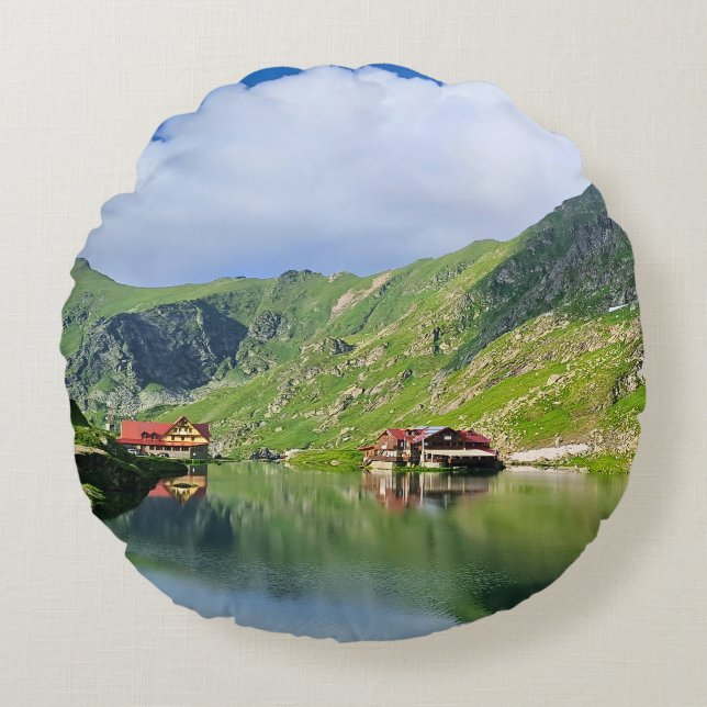Almofada Redonda Reflexo do Lago Bâlea – Impressão Alpina dos Cárpa (Frente)