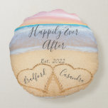Almofada Redonda Rosa Chic Bege Casais Corações Areia<br><div class="desc">Rosa Chic Bege Bege Casais Corações Areia. Recém-casados 1º Dia dos Namorados / ano,  lembrança de aniversário. Nomes dos Casais em Corações na memória costeira da areia.</div>