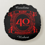 Almofada Redonda ruby crest, 40º aniversário de casamento<br><div class="desc">Uma design romântica para celebrar o seu 40º ano de casamento. Se você quiser alguma ajuda para personalizar este design, por favor, entre em contato comigo, eles podem pedir a este botão do designer, logo abaixo deste texto. Esta crista de 40 anos de aniversário de casamento tem o texto rubi,...</div>