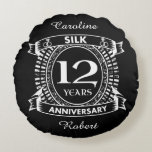 Almofada Redonda seda do aniversário de casamento da 12<br><div class="desc">Seu décimo segundo aniversário de casamento tem o dom tradicional é a seda. Este design de estilo crest é um design romântico para casais que celebram 12 anos de casamento. Se você quiser alguma ajuda para personalizar este design, por favor, entre em contato comigo, eles podem pedir a este botão...</div>